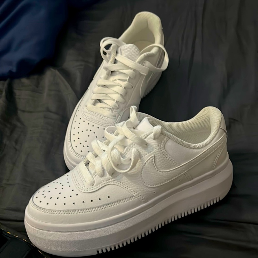 Womens Nike platform worn once. Like new super stylish.